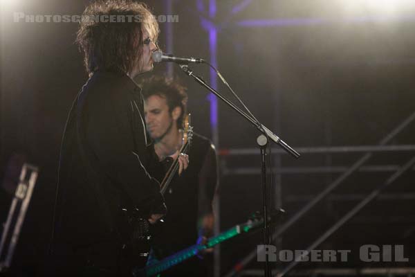 THE CURE - 2005-08-13 - SAINT MALO - Fort de St Pere - Robert James Smith - Simon Jonathon Gallup